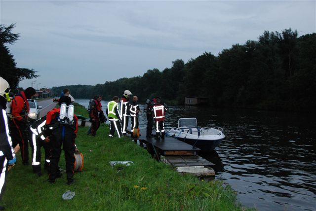 2008/261/Kopie van 20080905a 001 Auto te water Nieuwemeerdijk.jpg